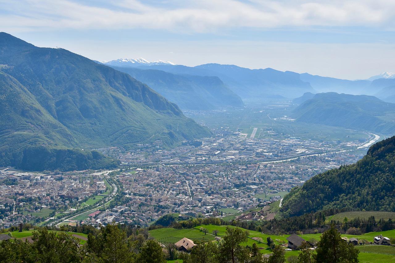 Bolzano-Bozen (Italien) als Beispiel einer intermediären Stadt © timothyjosephthomas 